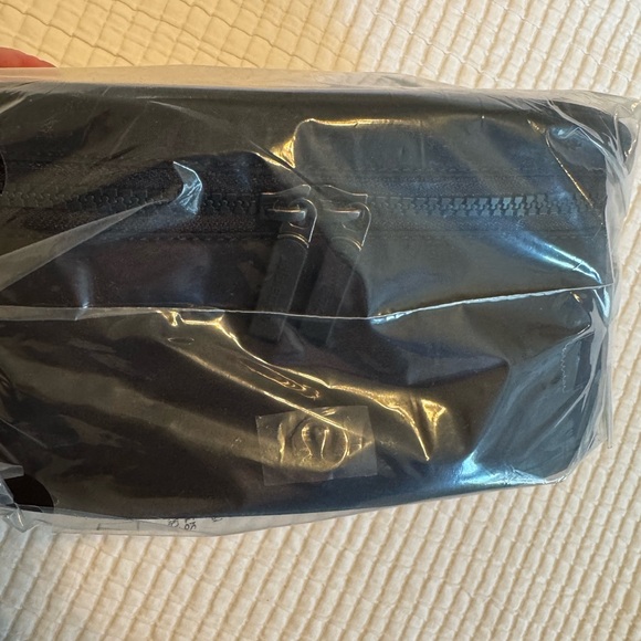 NWT lululemon Oval Top-Access Kit 3.5L - Picture 3 of 7